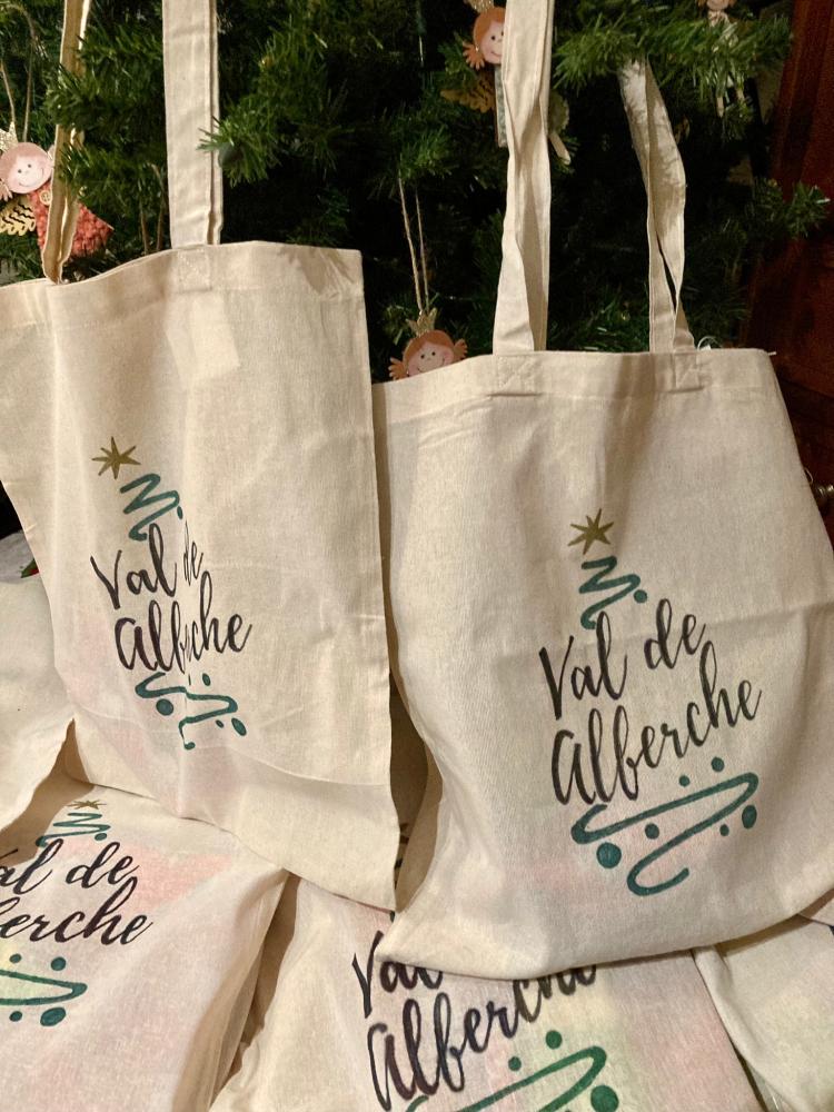 Imagen: Bolsas de regalos para los niños y niñas de La Val de Alferche el 02 de enero de 2023.