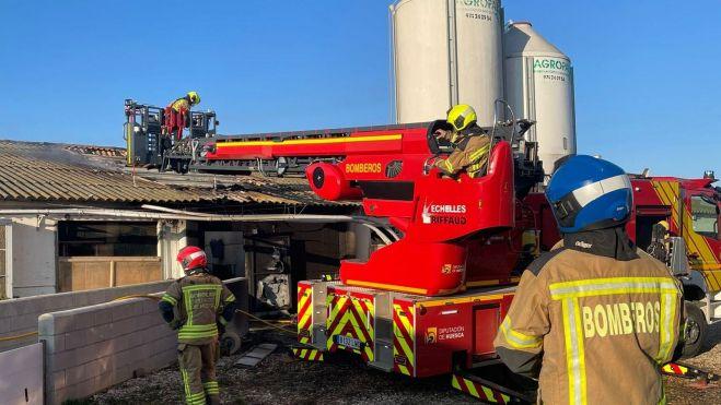 Imagen Los bomberos extinguen un incendio en una granja de Ilche