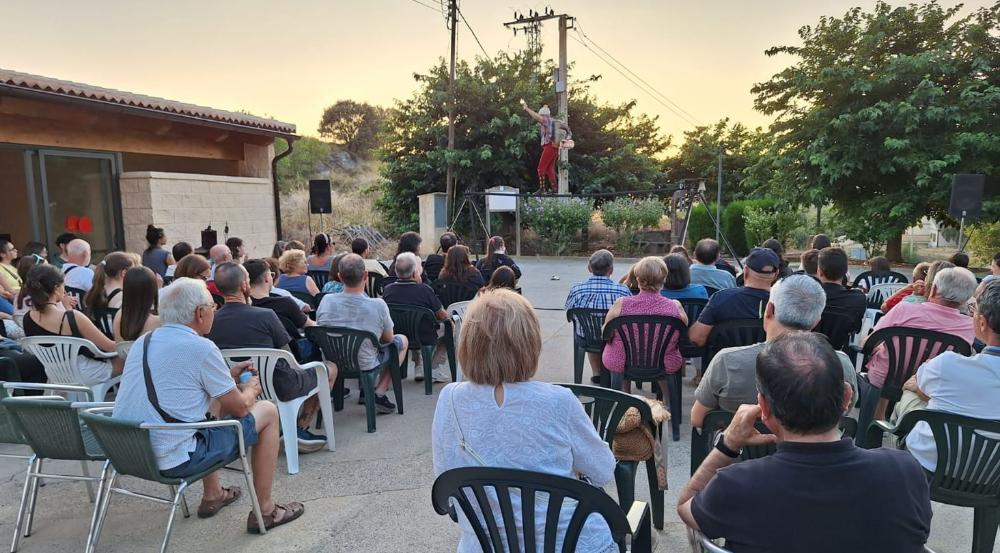 Imagen Participación, risas y expectación en el espectáculo circense de la Compañía Noxtrasladamus en Permisan