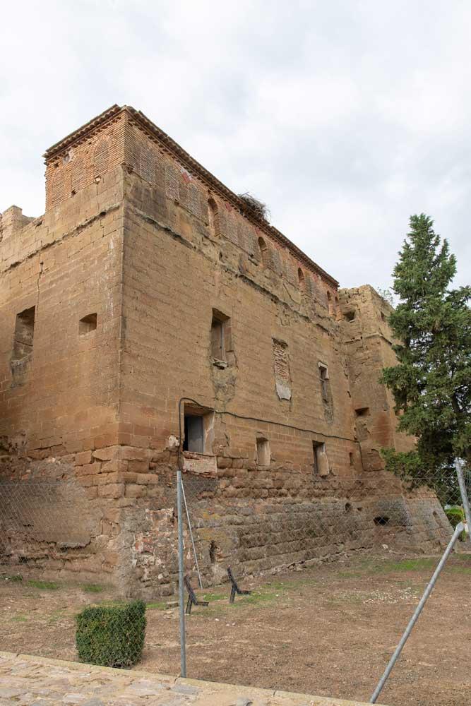 Imagen: Fachada lateral del Castillo de los Altarriba en el núcleo de Permisán