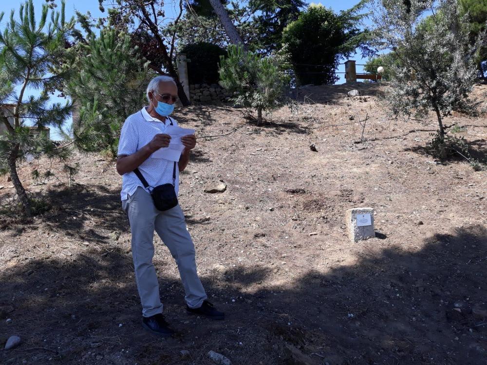 Imagen: Ilche. Alcalde Pedro Peropadre leyendo el texto homanaje víctimas de la Covid-19.
