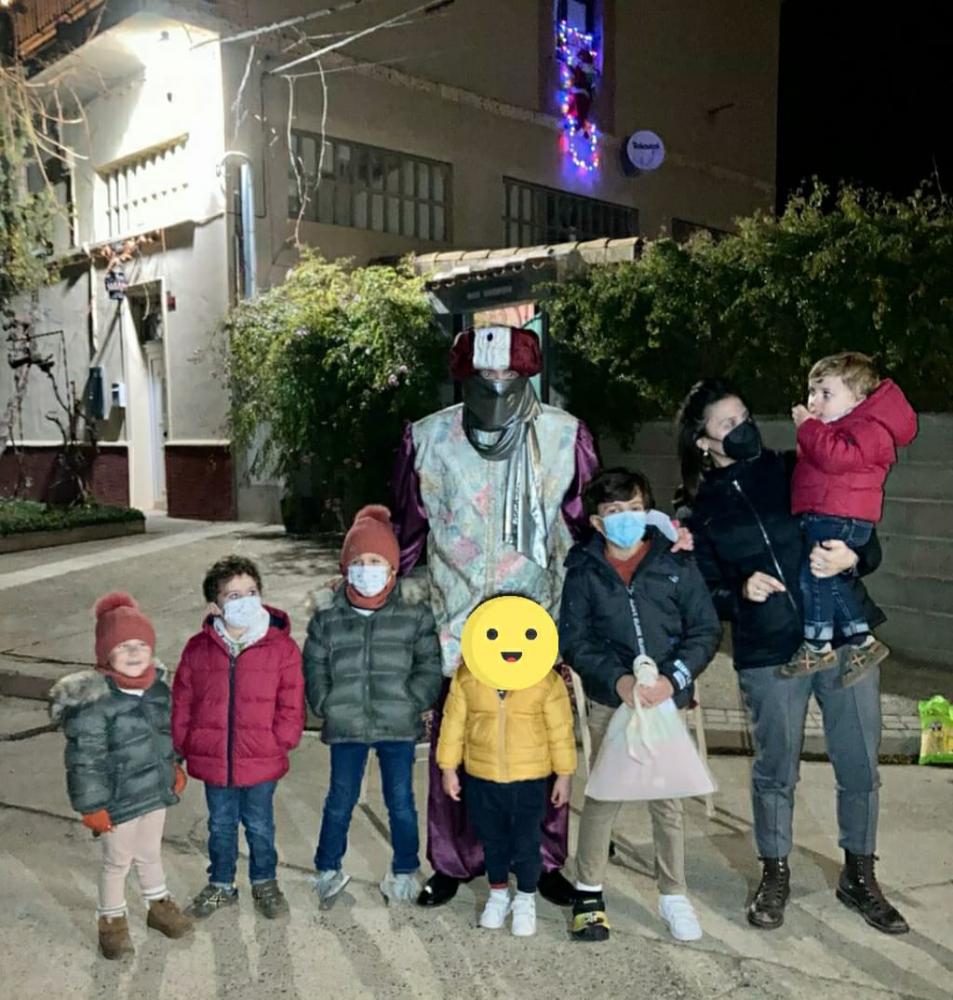 Imagen: El Paje Real y el Alcalde con los niños. Monesma de San Juan.