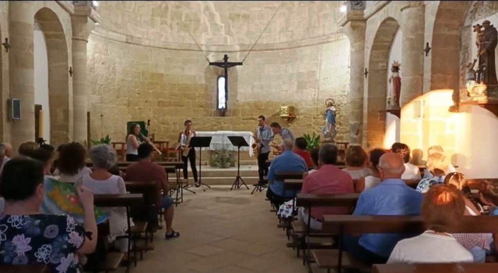 Imagen: Momento de la actuación del grupo Kuarist en la Iglesia románica de Monesma.
